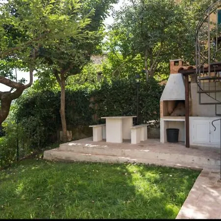 Petite Maison, Nel Borgo Di *